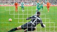 Bremens Niclas Füllkrug (3.v.r.) trifft per Elfmeter gegen Wolfsburg. © IMAGO / Nordphoto 
