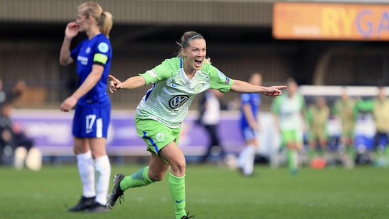 Die Wolfsburgerin Lara Dickenmann feiert ihren Treffer gegen Chelsea. © imago 