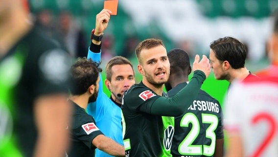 Schiedsrichter Tobias Stieler zeigt Wolfsburgs Marin Pongracic (M.) die Rote Karte. © WITTERS Foto: FrankPeters