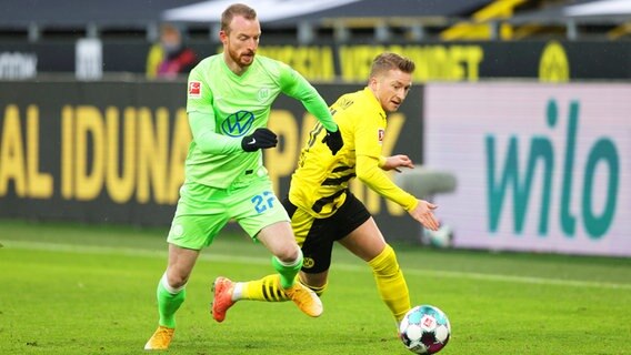 Wolfsburg Maximilian Arnold (l.) und Dortmunds Marco Reus kämpfen um den Ball. © imago images / Poolfoto 