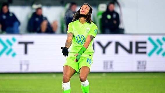 Kevin Mbabu (Wolfsburg) ist frustiert © WITTERS Foto: TimGroothuis