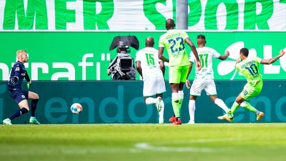 Wolfsburgs Lukas Nmecha (r.) trifft gegen Fürth. © dpa-Bildfunk Foto: Tom Weller/dpa