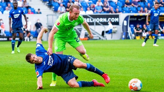 Wolfsburgs Maximilian Arnold (oben) und Hoffenheims Andrej Kramaric kämpfen um den Ball. © IMAGO / foto2press 