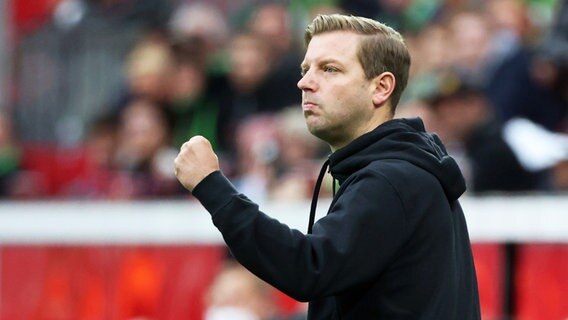 Wolfsburgs Trainer Florian Kohfeldt bejubelt einen Treffer. © WITTERS Foto: JoergHalisch