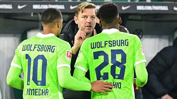 Wolfsburgs Trainer Florian Kohfeldt (Mitte) mit Lukas Nmecha (l.) und Dodi Lukebakio © Witters 
