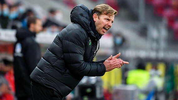 Wolfsburgs Trainer Florian Kohfeldt gestikuliert energisch am Spielfeldrand. © IMAGO / Jan Huebner 