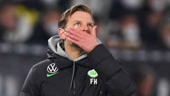 Wolfsburgs Trainer Florian Kohfeldt ist enttäuscht. © dpa-Bildfunk Foto: Swen Pförtner/dpa
