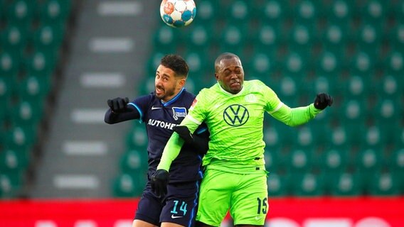 Wolfsburgs Jerome Roussillon (r.) kämpft gegen Berlins Ishak Belfodil um den Ball. © IMAGO / Joachim Sielski 