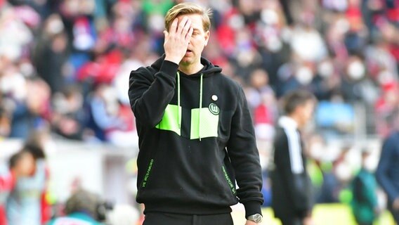 Wolfsburgs Trainer Florian Kohfeldt ist enttäuscht. © IMAGO / Jan Huebner 