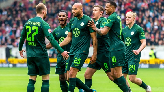 Wolfsburgs Spieler um Torschütze John Anthony Brooks bejubeln einen Treffer. © IMAGO / Langer 