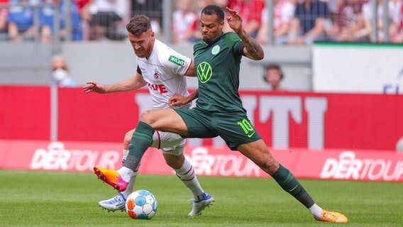 Wolfsburgs Lukas Nmecha (r.) und Kölns Salih Özcan kämpfen um den Ball. © IMAGO / RHR-Foto 