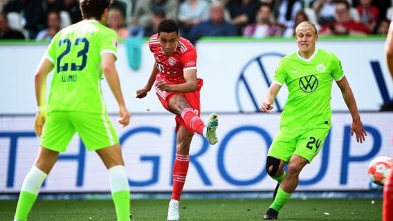 Wolfsburg's Xaver Schlager (right) can't stand a blow to Jamalo Musialos in Munich.  © WITTERS Photo: Leonie Horky