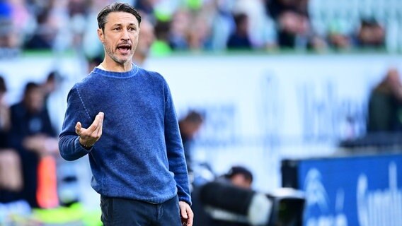 Wolfsburgs Trainer Niko Kovac gestikuliert am Spielfeldrand. © WITTERS Foto: TimGroothuis