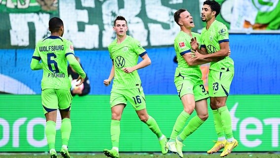 Wolfsburgs Torschütze Omar Marmoush, Yannick Gerhardt, Jakub Kaminski und Paulo Otavio (v.r.) bejubeln einen Treffer. © WITTERS Foto: TimGroothuis