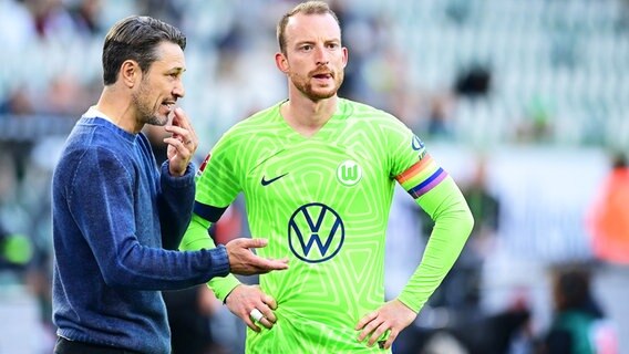 Wolfsburgs Trainer Niko Kovac und Kapitän Maximilian Arnold © WITTERS Foto: TimGroothuis