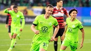 Wolfsburgs Yannick Gerhardt (M.) bejubelt einen Treffer. © picture alliance/dpa | Swen Pförtner 