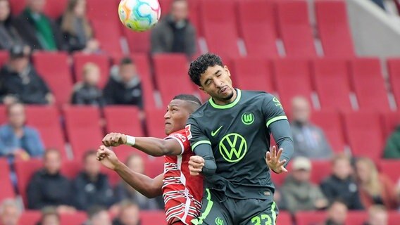 Wolfsburgs Omar Marmoush (r.) und Augsburgs Carlos Gruezo kämpfen um den Ball. © IMAGO / Jan Huebner 
