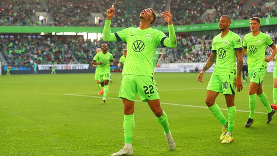 Wolfsburgs Felix Nmecha (l.) und seine Mitspieler bejubeln einen Treffer. © IMAGO / regios24 