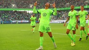 Wolfsburgs Felix Nmecha (l.) und seine Mitspieler bejubeln einen Treffer. © IMAGO / regios24 