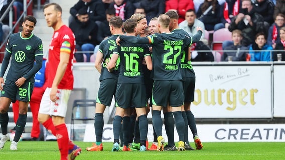 Wolfsburgs Spieler bejubeln einen Treffer. © IMAGO / HMB-Media 