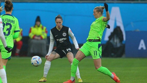 Alexandra Popp (r.), Kapitänin des VfL Wolfsburg, im Heimspiel gegen Frankfurt. © IMAGO / foto2press 