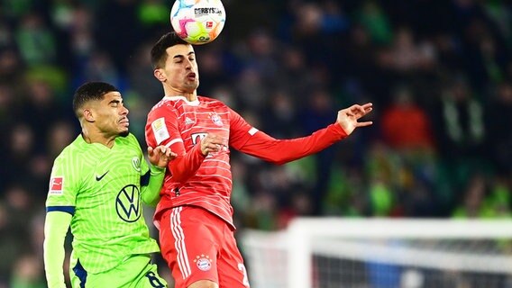 Wolfsburgs Paulo Otavio (l.) und Münchens Joao Cancelo kämpfen um den Ball. © Witters/TimGroothuis 