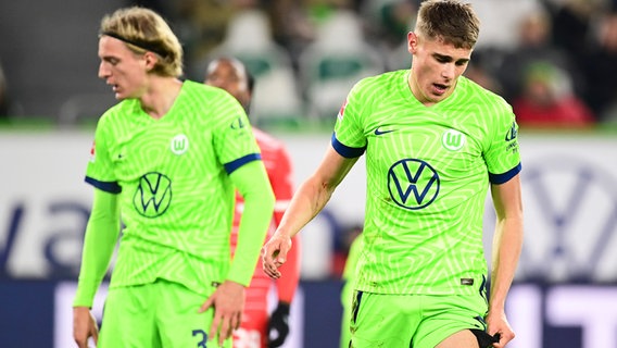 Micke van de Ven dari Wolfsburg (kanan) Sebastian Bornau kecewa.  © Witters / TimGroothuis 