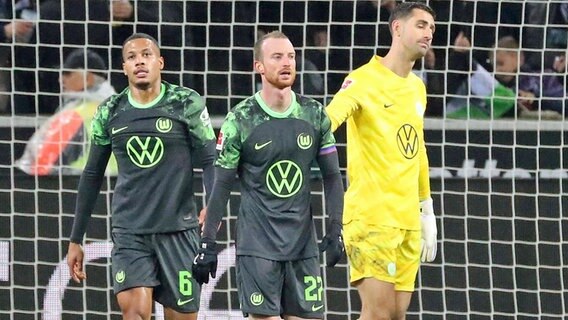 Die 3 Wolfsburger Koen Casteels (r.), Maximilian Arnold (m.) und Aster Vranckx lassen nach einem Gegentor die Köpfe hängen. © Imago Images 