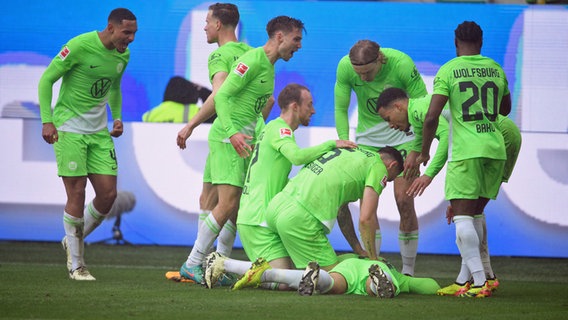 Wolfsburgs Spieler bejubeln einen Treffer gegen Bochum © picture alliance Foto: Swen Pförtner