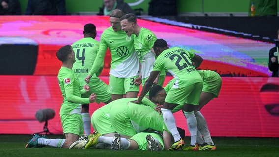 Wolfsburgs Spieler bejubeln den Führungstreffer © picture alliance Foto: Teresa Kroeger