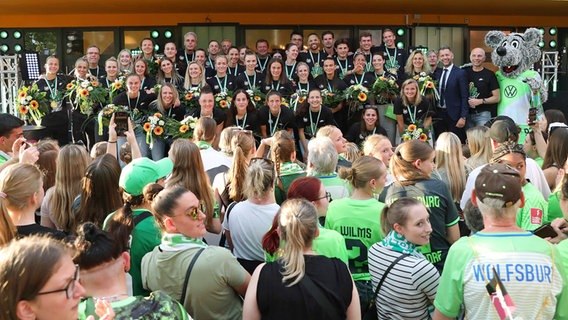 Wolfsburgs Saisonabschluss-Party auf der Bühne vor dem B Moovd mit dem DFB Pokal 2024 Wolfsburgs Saisonabschluss-Party auf der Bühne vor dem B Moovd mit dem DFB Pokal 2024 © Imago Images