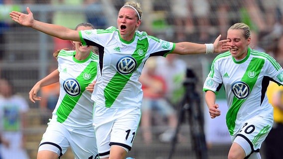 Wolfsburgs Alexandra Popo (M.) bejubelt einen Treffer. © dpa - Bildfunk Foto: Peter Steffen