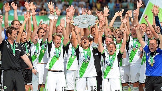 Wolfsburgs Spielerinnen bejubeln die Deutsche Meisterschaft. © imago/Jan Huebner 