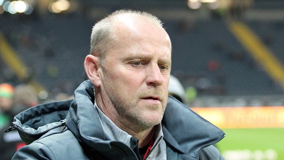 Frankfurts Trainer Thomas Schaaf gibt Anweisungen © picture alliance / CityPress 24 