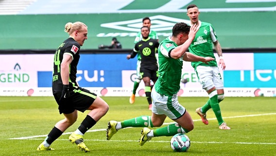 Milos Veljkovic (Werder Bremen) im Laufduell mit Xaver Schlager (VFL Wolfsburg). © IMAGO / Nordphoto Foto: Nordphoto