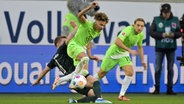 Bremens Mitchell Weiser (l.) im Zweikampf gegen Wolfsburgs Kevin Paredes (m.). © Imago Images Foto: Kokenge