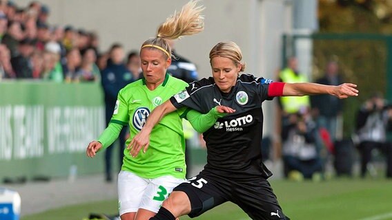 Wolfsburgs Julia Simic (l.) beim Zweikampf gegen Frankfurts Saskia Bartusiak © imago/foto2press 