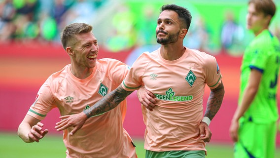 Bremens Torschütze Leonardo Bittencourt (r.) und Mitchell Weiser bejubeln einen Treffer. © IMAGO / foto2press 