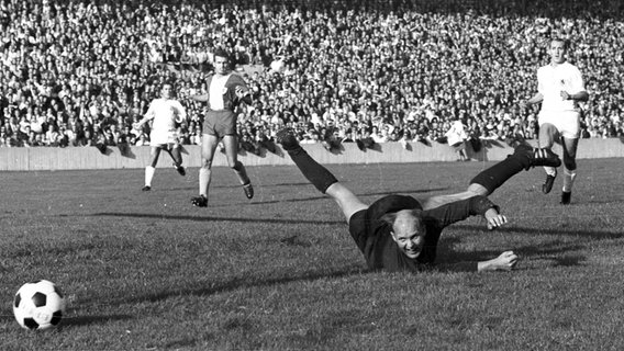 Spielszene vom 1. Bundesliga-Spieltag 1963 der Partie 1860 München gegen Eintracht Braunschweig © IMAGO / Otto Krschak 