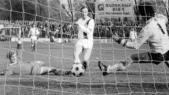 Bielefelds Gerd Roggensack (M.) trifft gegen Schalkes Keeper Dieter Burdenski zum 1:0. Bielefelds Gerd Roggensack (M.) trifft gegen Schalkes Keeper Dieter Burdenski zum 1:0. © imago Foto: Werner Otto