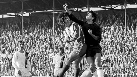 Bielefelds Torwart Dieter Burdenski (r.) mit Gerd Müller von Bayern München. © imago/Fred Joch Foto: Fred Joch