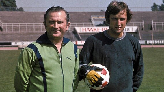 Werder Bremens Trainer Herbert Burdenski (l.) mit seinem Sohn Dieter. © imago/WEREK 