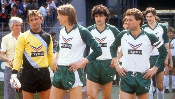 Dieter Burdenski mit den Bremer Teamkollegen Wolfgang Sidka, Bruno Pezzey, Benno Möhlmann und Frank Neubarth (v.l.) © imago/Ferdi Hartung 