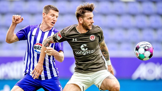 Guido Burgstaller (r.) vom FC St. Pauli im Duell mit Gaetan Bussmann vom FC Erzgebirge Aue © Witters Foto: Thomas Eisenhuth