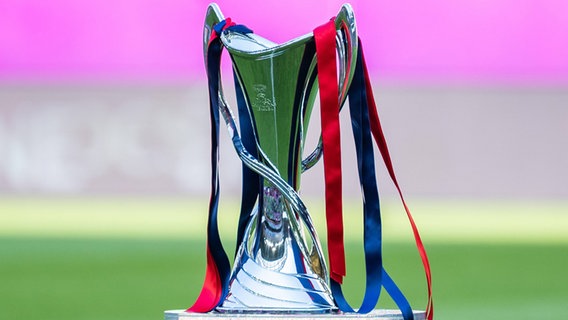 Die Trophäe für das Siegerteam der Frauenfußball-Champions-League © imago images / foto2press 