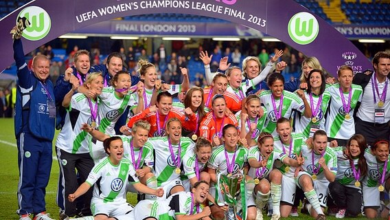 Wolfsburgs Spielerinnen feiern den Gewinn der Champions League. © dpa - Bildfunk Foto: Federico Gambarini
