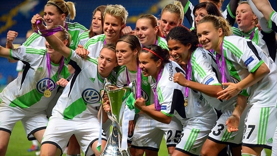 Wolfsburgs Spielerinnen feiern den Gewinn der Champions League. © dpa - Bildfunk Foto: Federico Gambarini
