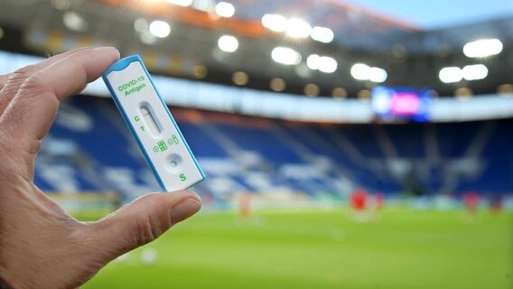 Ein negativer Corona-Schnelltest in einem Fußballstadion © imago images/Avanti Foto: Ralf Poller