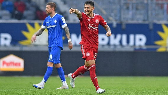 Matthias Zimmermann von Fortuna Düsseldorf jubelt nach seinem Tor gegen den SV Darmstadt 98. © IMAGO / Revierfoto 