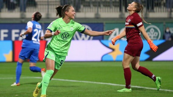 Ewa Pajor (VfL Wolfsburg) jubelt nach ihrem Tor. © IMAGO / regios24 